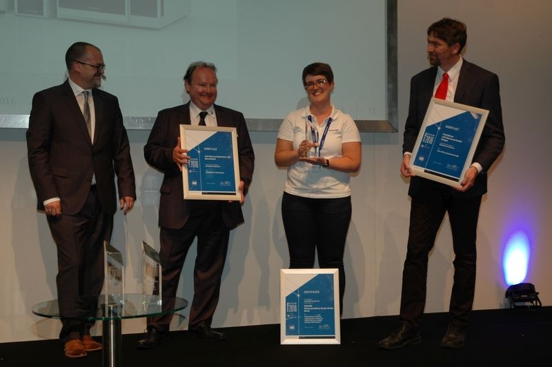 Die zwei Shortlist-Kandidaten und der Gewinner in der Kategorie Lebensmittelanalytik (v.l.n.r.): Marc Platthaus, Axel Semrau mit dem Chronect LC-GC Interface, Knauer Wissenschaftliche Geräte mit dem HPAEC-PAD on an AZURA Analytical HPLC System zur Bestimmung von Laktose in laktosefreien Produkten (Gewinner) sowie Perkin Elmer LAS (Germany) mit dem Altus HPLC, NexION 350 ICP-MS.Impressionen vom Application Award der LABORPRAXIS zur Analytica 2016 in den Kategorien Lebensmittelanalytik, Labortechnik sowie Bio- und Pharmaanalytik. (Bild: LABORPRAXIS)