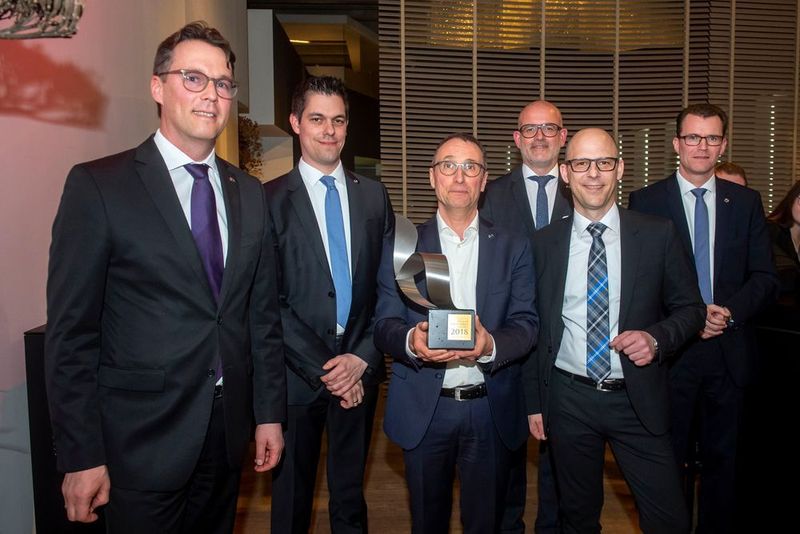 Das Autohaus Blendorf erhielt in der Kategorie über 400 Einheiten jährlich die goldene Plakette (v.li): Bernhard Kaplan (MMD), Felix Gebhart (MMD), Wolfgang Blendorf (Autohaus Blendorf), Dino Damiano (MMD), Michael Busch (Autohaus Blendorf) und  René Bock (MMD). (©Jan Van de Vel)