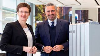 Haben eine Partnerschaft bei Brennstoffzellen-Stacks vereinbart: Beate Grota, Mitglied des Bereichsvorstandes Powertrain Solutions bei Bosch und Anish Taneja Geschäftsführer von JM Hydrogen Technologies. (Bild: Johnson Matthey)