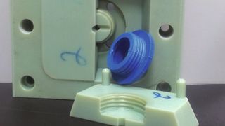 Polyjet-Spritzgussform aus Digital ABS mit einem Bauteil aus 20-prozentigem GF-Nylon. (Bild: Stratasys)