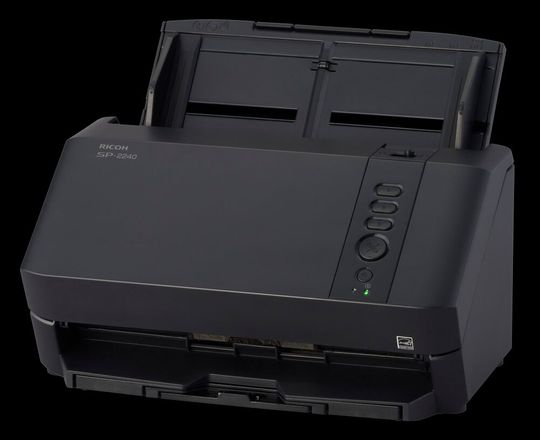 Der kompakte Ricoh SP‑2240 von PFU scannt mit einer Geschwindigkeit von bis zu 40 Seiten pro Minute im Simplex und bis zu 80 Bilder pro Minute im Duplex-Betrieb.(Bild:  PFU)