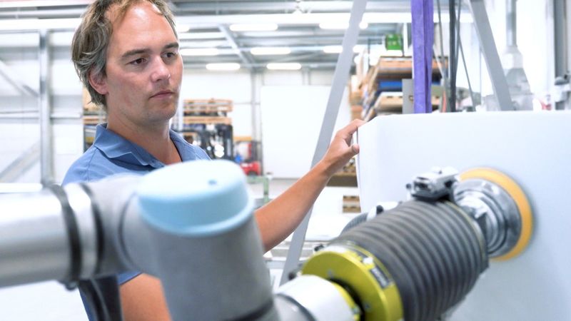 Der Ferrobotics ACF-K Endeffektor mit patentierter ACT ist diversen Force/Torque-Geräten deutlich überlegen bestätigt Rik Hereema, CEO Marlan. Denn der automatische und reaktionsschnelle Toleranzausgleich arbeitet auch bei komplexen Formen immer mit konstanter Anpresskraft und verhilft dem Cobot beim Prozess enorm schnelle Geschwindigkeiten zu fahren.(Bild:   Ferrobotics)