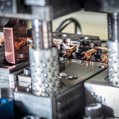 Basis für Stanz- und Umformteile – wie die hier zu sehenden Außenleiter für Sensorikelemente aus Kupfer – sind komplexe Folgeverbundwerkzeuge. Sie werden mit Biege- und Prägegesenken bestückt, die auf der Kern Micro HD gefertigt wurden.  (Bild: Quittenbaum GmbH)