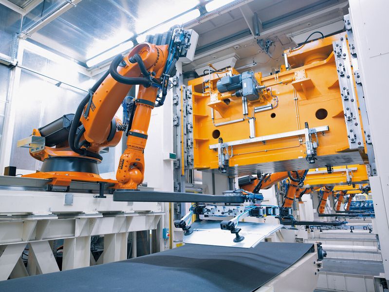 ... und zur Pressenautomation eingesetzt werden. (Bild: Kuka)