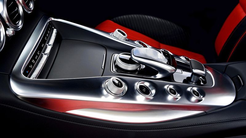 Kunststoffe kommen im Automobil unter anderem in der Mittelkonsole zum Einsatz.(Bild:  VariousPhotography /  Pixabay)