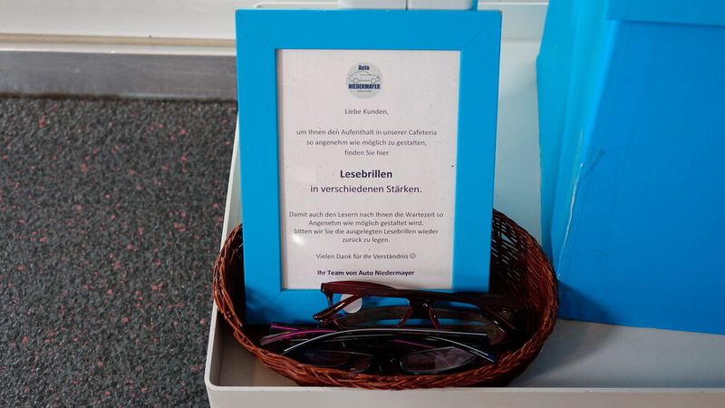 Wenn Kunden bei Niedermayer auf ihr Auto warten, gibt es nicht nur Lesebrillen in verschiedenen Stärken, sondern auch ... (Bild: Jakob Schreiner/»kfz-betrieb«)