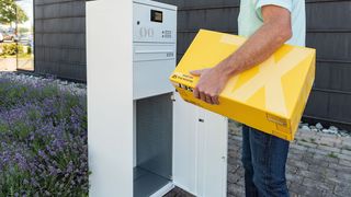Die Paketboxen von Renz sind für alle Lieferanten zugänglich. So gehen Bestellungen nicht mehr verloren. (Bild: DJD/Renz)