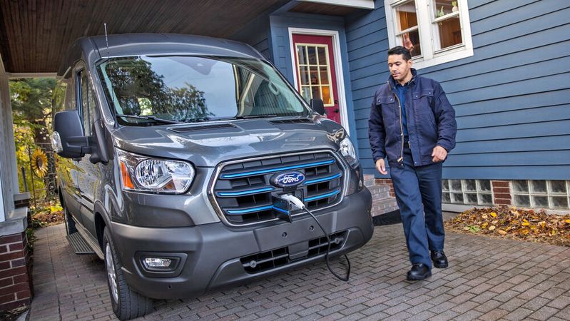 Der Ford E-Transit soll die Betriebskosten der Unternehmen deutlich reduzieren. Mit einer Reichweite von 350 Kilometern ist er für die meisten Anwendungen wohl alltagstauglich. (Bild:  Ford)