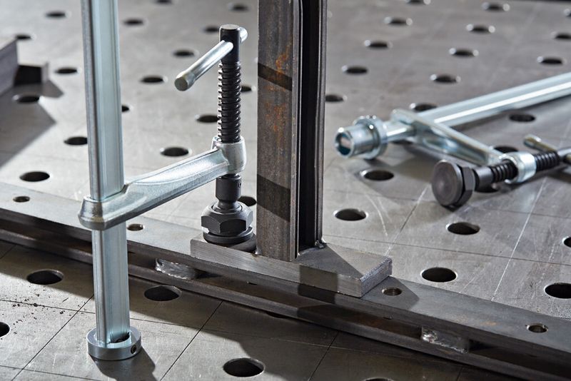 Das Spannelement TWM28 verfügt unter anderem über eine hitzebeständige, bis 35 ° schwenkbare Spezialdruckplatte mit Sinterstahleinlage. Das System wurde vor allem im Hinblick auf erhöhte Standzeit optimiert. (Bild: Bessey)