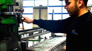 Saeed Abdul Mwla hat während seiner Zeit bei RBC Robotics bereits viel gelernt. Der Umgang mit Fräsmaschinen ist für ihn inzwischen alltäglich. (RBC Robotics)