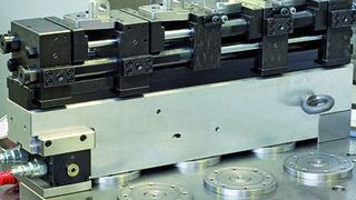 Bild 1: Hydraulisches Mehrfachspannsystem mit vier Spannstellen. Anwendungsbereich ist das präzise Spannen von Kleinteilen auf Werkzeugmaschinen – als Ersatz für mechanische Systeme. Bild: AMF (Archiv: Vogel Business Media)
