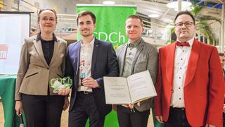 Verleihung des Carl-Roth-Förderpreis 2024 (v. l.: Prof. Dr. Anke Krüger (Universität Stuttgart, Vorstand der GDCh), Preisträger Tristan von Münchow (Universität Göttingen, Gruppe Prof. Dr. Ackermann), Prof. Dr. Michael Meier (Laudator, Karlsruhe Institute of Technology, KIT), Dr. Christopher Deck (Wissensmanagement Chemie, Carl Roth)) (Bild: GDCh/Johannes Voigt)