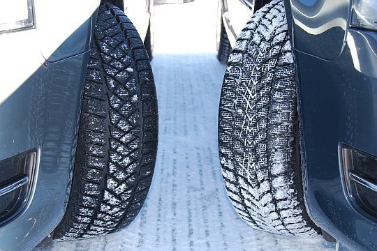 Gegenüber seinem fast 20 Jahre älteren Urahnen Winter Sport M2 (links) bietet der 4D deutliche bessere Fahreigenschften. (Archiv: Vogel Business Media)