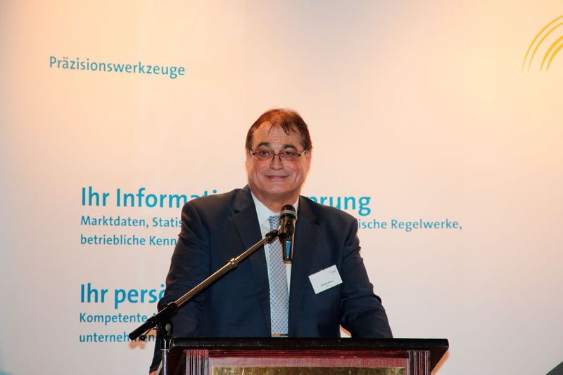 Lothar Horn, Vorsitzender VDMA Präzisionswerkzeuge und Vorsitzender der Fachabteilung Wendeschneidplatten auf der Jahrespressekonferenz des Fachverbands Präzisionswerkzeuge im VDMA zum Gesamtausblick auf das Jahr 2016: „Wir gehen davon aus, dass die deutsche Präzisionswerkzeug-Industrie ihre Produktion insgesamt um 4 % steigern wird.“ (Bild: Sonnenberg)