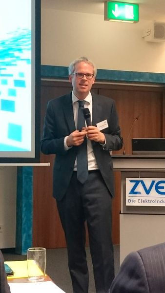 Dominik Rohrmus, Labs Network Industrie 4.0 und Siemens, das neue Projekt LNI4.0 (Labs Network Industrie 4.0) vor. (Bild: Sariana Kunze/elektrotechnik)