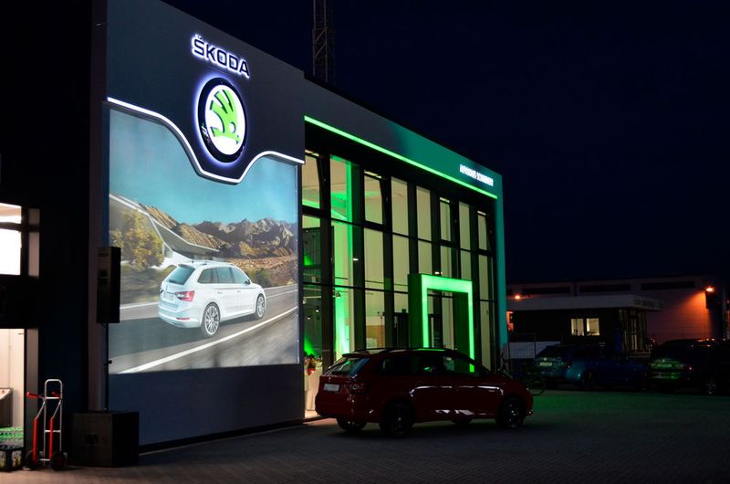 In der Nacht sorgte das Autohaus mit seinem Lichtspiel erneut für Aufmerksamkeit. (Bild: Grimm/»kfz-betrieb«)
