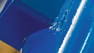 Um Blechteile optimal für ihre Anwendung auszustatten, erhalten sie eine funktionelle oder dekorative Beschichtung. Die Automatisierung und Digitalisierung der Prozesse liegen auch in der Lackiertechnik im Trend. (Kabe Karl Bubenhofer)