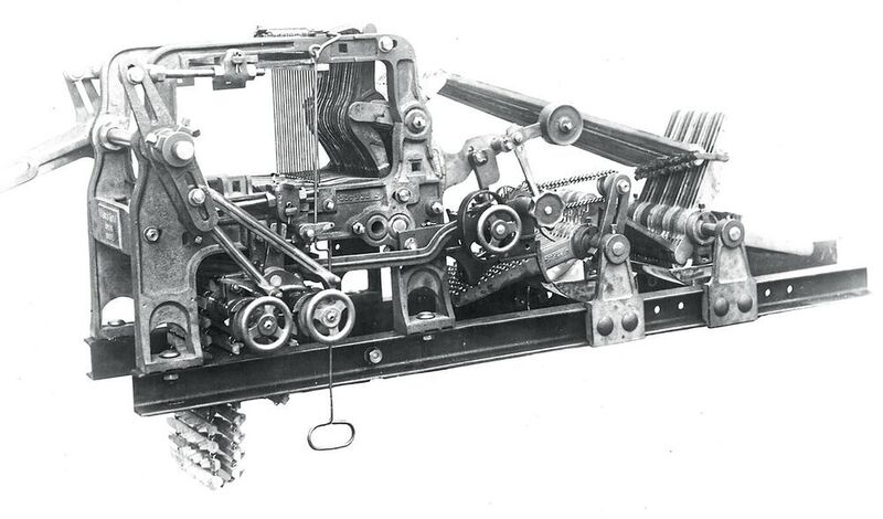 1937: Der Konkurrenz einen Schritt voraus: Erste Doppelzylinder-Schaftmaschine für die Herstellung von großrapportigen Geweben. (Stäubli )