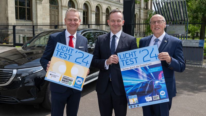 Vorstellung der Licht-Test-Plakette 2024 durch (v. l.) ZDK-Präsident Arne Joswig, Bundesverkehrsminister Dr. Volker Wissing und DVW-Präsident Prof. Kurt Bodewig(Bild:  ProMotor)