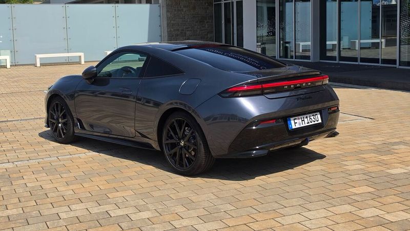 1. Das Design: In Zeiten hochbeiniger SUVs ist der Honda Prelude ein echter Hingucker. Die Karosserie ist breit und niedrig und die direkt in das Heck übergehende Dachlinie fällt nach hinten sehr sanft ab. Die Wölbungen im Dach sorgen für mehr Kopffreiheit im Innenraum. Wie zahlreiche andere Hersteller setzt auch Honda auf ein durchgängiges Heckleuchtenband. (Bild: Mauritz – VCG)