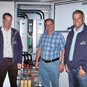 Zufriedene Gesichter: von links: Fredy Erb, Projektleiter Control Techniques AG, Hans Peter Schröder, Leiter Elektrounterhalt Energieversorgung Flughafen Zürich AG, und Lukas Rehmann, Leiter Marketing Control Techniques AG.