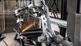 Bei den per Entratungsroboter zu bearbeitenden Stahlteilen bei Kloeckner Metals Germany in Bremen handelt es sich um verschiedenste Bauteile, die zum Beispiel für den Schiff- und Maschinenbau oder den Brückenbau zum Einsatz kommen. (Bild: www.industriefotografie-steinbach.de)