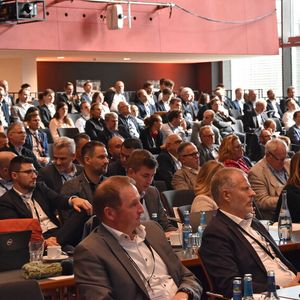 Knapp 500 Zuhörer haben sich in der Stadthalle Nürtingen versammelt, um den Vorträgen des IfA-Branchengipfels zu lauschen.(Bild:  Grimm – VCG)