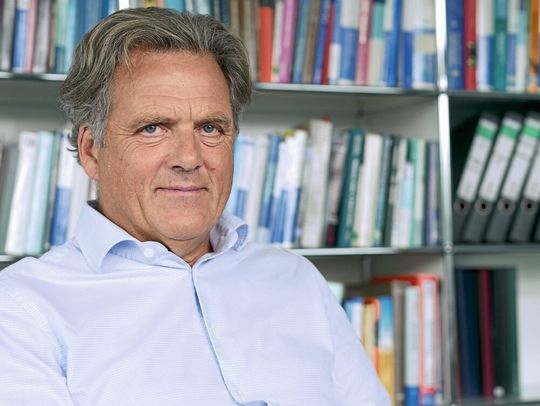 1 Prof Dr. Klaus Gerwert hat die Entwicklung und Anwendung der zeitaufgelösten Infrarot-Differenzspektroskopie in der Proteinforschung aktiv vorangetrieben. Sein derzeitiger Schwerpunkt liegt auf der Translation des von ihm entwickelten Immuno-IR-Sensors in die Klinik. 1 Prof Dr. Klaus Gerwert hat die Entwicklung und Anwendung der zeitaufgelösten Infrarot-Differenzspektroskopie in der Proteinforschung aktiv vorangetrieben. Sein derzeitiger Schwerpunkt liegt auf der Translation des von ihm entwickelten Immuno-IR-Sensors in die Klinik.