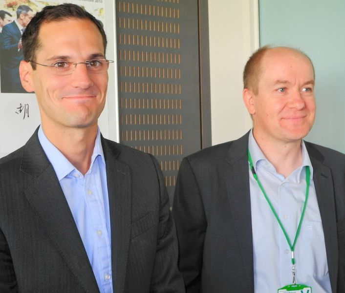 Antonin Guez (links), Vice President Partner Projects und Jean-Marie Amann, Vice President Industry bei der Schneider Electric GmbH, Ratingen, anlässlich der Vorstellung neuer Produkte, die das Unternehmen auf der SPS IPC Drives 2013 in Nürnberg präsentieren wird. (Bild: Kluger/elektrotechnik)
