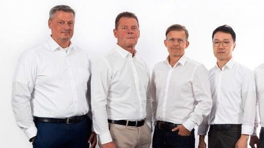 Sind von den personellen Umstrukturierungen betroffen: (v. l.) Jörg Assmann, Manfred Zoni, Jürgen Mahr sowie Won Hwhy Chung.(Bild:  Hankook)