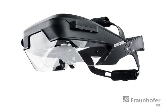 Forscher am Fraunhofer FEP einen einen Prototyp eines Head-Mounted-Displays (HMD) mit Durchsichtoptik für AR-Anwendungen entwickelt. Forscher am Fraunhofer FEP einen einen Prototyp eines Head-Mounted-Displays (HMD) mit Durchsichtoptik für AR-Anwendungen entwickelt.