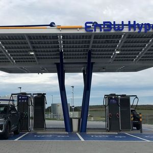 2. Die Ladeleistung: Auf unseren Testfahrten fanden wir jederzeit freie Ladesäulen, und auch Schnelllader wie die pompösen Stationen von EnBW werden immer häufiger. Allerdings erwies sich der Audi nicht ...(Bild:  Rosenow – »kfz-betrieb«)