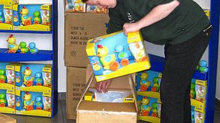 Die Mitarbeiter der M+F Spedition übernehmen auch Mehrwertleistungen wie das Bestücken von Displays für namhafte Spielwarenhersteller. Bild: Huettemann-Gruppe (Archiv: Vogel Business Media)