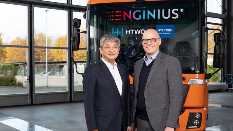 Taewon Lim, Executive Vice President bei Hyundai (links), und Patrick Hermanspann, CEO der Faun-Gruppe. (Bild:  Faun)