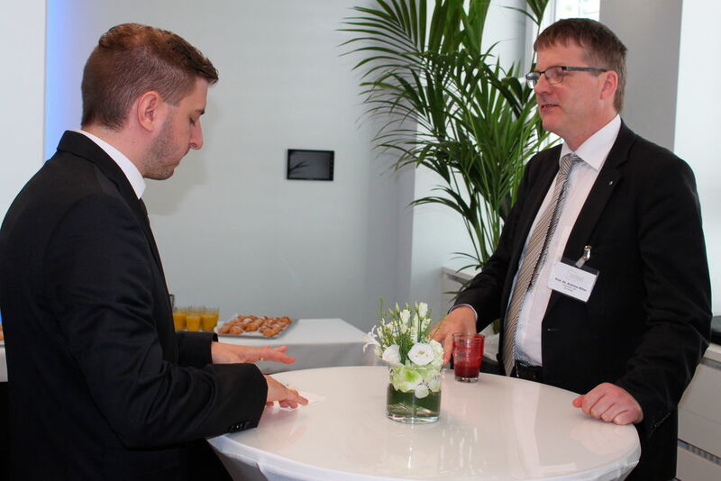 Die Pause nutzten die Teilnehmer für einen Besuch der Ausstellung, zur Stärkung oder zum kommunikativen Ausstausch untereinander und mit den Referenten. (Volker Siegl/konstruktionspraxis)