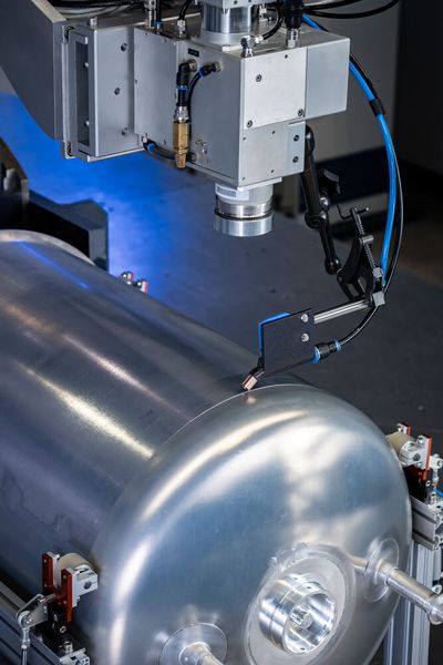 Laserschweißen mit dynamischer Strahlformung erzeugt dichte, verzugsarme Nähte an rotationssymmetrischen Aluminium-Tankstrukturen ohne Zusatzdraht. (Bild: Fraunhofer IWS/Rene Jungnickel)