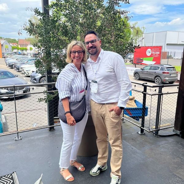 Endlich haben sie sich mal wieder getroffen: Stephanie Steen (IT-BUSINESS) und Matthias Nefzger (Eset). (Bild: Vogel IT-Medien GmbH)