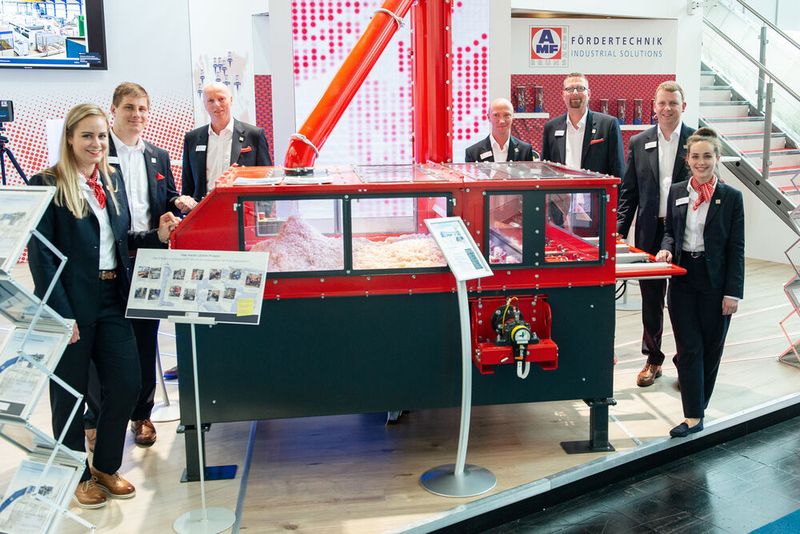 Mit dem Azubi-Exponat wurden Förderprozesse mithilfe von Schubboden und Schneckenförderern demonstriert. (Bild: AMF-Bruns.)