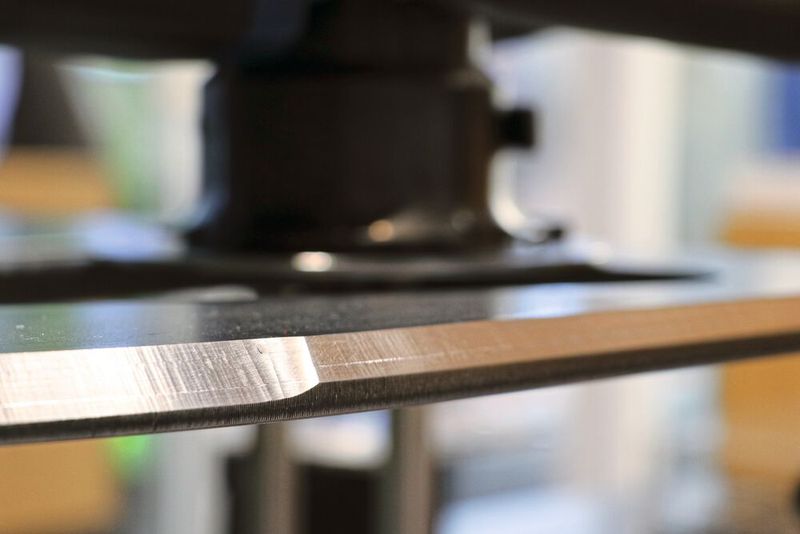 ...die hohe Oberflächenqualität sucht Ihresgleichen, wenn es um Sichtkanten geht. Das punktet auch, wenn die Kanten für das Pulverbeschichten oder Lackieren angefast werden sollen, oder wenn Grate zu entfernen sind, betont Trumpf. (Bild: Trumpf)