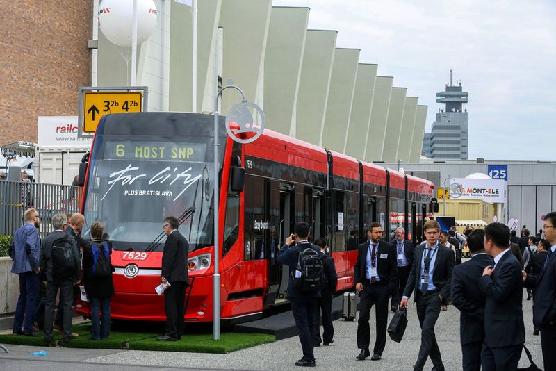 Auf dem Frei- und Gleisgelände zeigen internationale Hersteller 123 der neuesten Fahrzeuge. (Messe Berlin)
