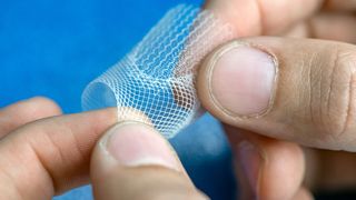 Das klappt nachhaltig! Hier sieht man eine ganz besondere Gerüststruktur aus körperverträglichem Kunststoff, die mithilfe eines relativ neuartigen 3D-Druck-Verfahrens an der TU München hergestellt wurde. Sie ist die Basis für mitwachsende Herzklappen, die bereits im Kindesalter implantiert werden können. (Bild: TUM / A. Hedergott)