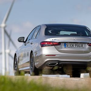 Die Systemleistung Antriebseinheit beträgt 235 kW/320 PS bei einem Normverbrauch von 1,8 Litern Benzin nebst 16,1 kWh elektrischer Energie.(Bild:  Daimler)