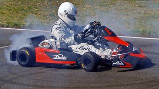 Ein Pilot gibt Gummi, daher weht der Rauch: Das Elektro-Kart Linde E1 von Linde Material Handling fährt mit abgasfreiem Elektromotor und hält den Weltrekord in seiner Klasse.  Bild: Linde (Archiv: Vogel Business Media)