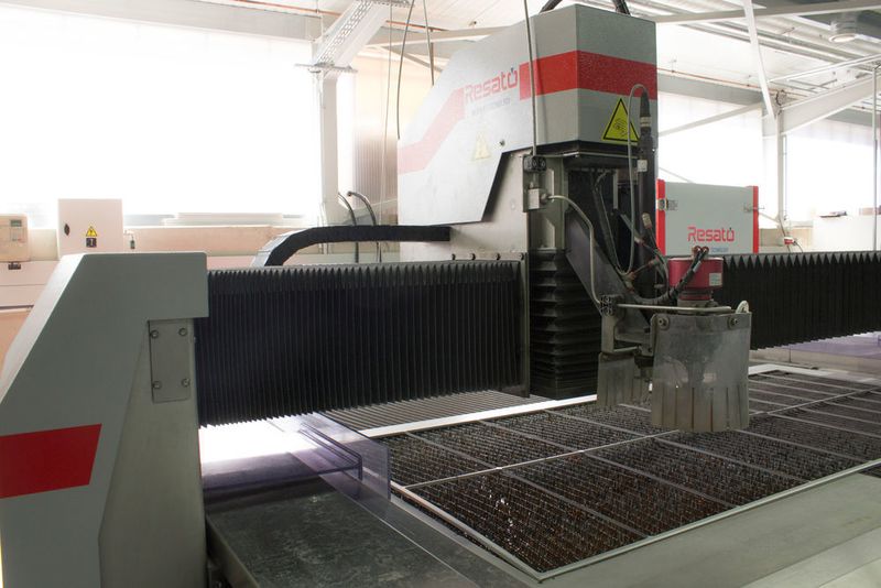 Die Fertigung von Gummiteilen, Zuschnitte aus Glas oder Granit sind kein Problem für die Wasserstrahlschneidtechnologie und bieten dem Betrieb mehr Flexibilität.  (Resato)