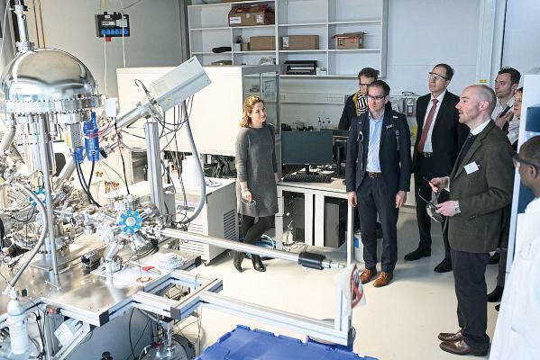 Führung in einem Labor des Helmholtz-Instituts Ulm.  (Elvira Eberhardt)
