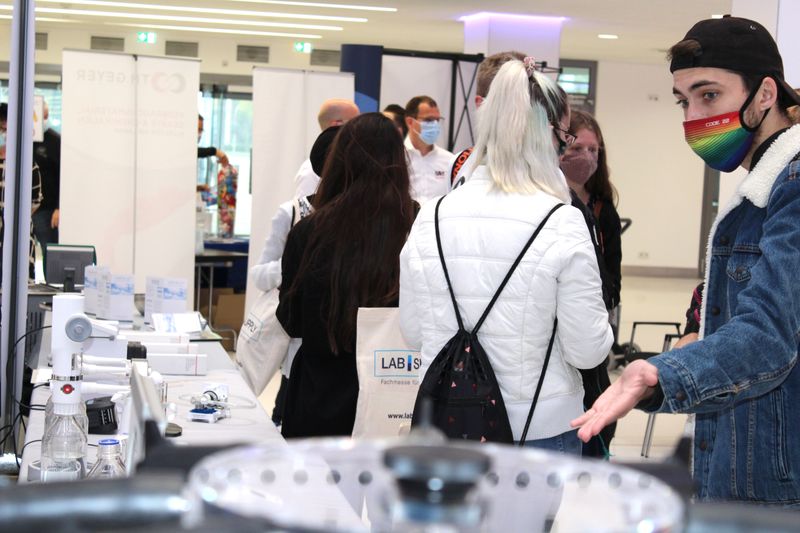 Nach dem Desinfizieren der Hände am Eingang konnten die Besucher die Ausstellung besichtigen.  Weitere Infos zu den kommenden LAB-SUPPLY-Messen finden Sie auf www.lab-supply.info.  (LABORPRAXIS, C. Lüttmann)