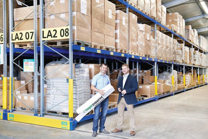 Dennis Ramers (r.), Produktmanager bei Bito, und Thomas Wirbel, Geschäftsführer der Hager Papprint GmbH: „Mit dieser Anlage sind wir wesentlich flexibler.“ (Bito)