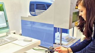 Die Toolstation kombiniert die Werkzeugkennzeichnung mit Data-Matrix-Codes und deren Auslesung in einem einzigen System. (Bild: ACI Laser)