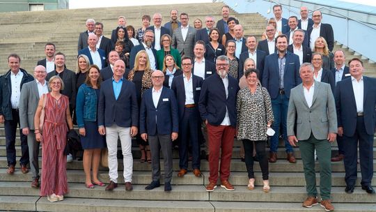 „Skoda-Partner des Jahres“: So heißt die neue Händlerauszeichnung des Importeurs. Im Bild: Vertreter der 30 Betriebe, die für ihre Leistungen im Corona-Jahr 2020 ausgezeichnet wurden.(Bild:  Skoda)