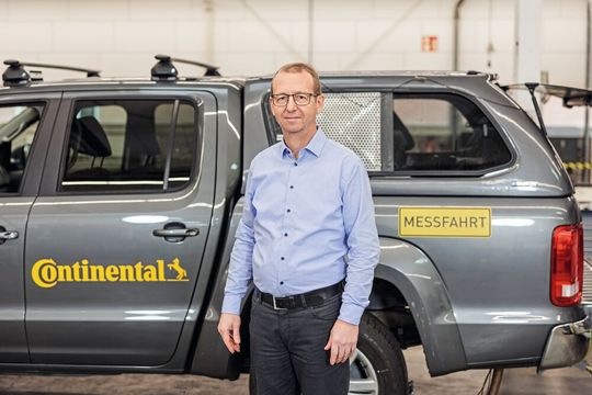 „Die Daten zu Menge, Größe und Struktur der Partikel ermöglichen eine noch gezieltere Optimierung von Reifendesigns und Gummimischungen – ohne Kompromisse bei Sicherheit und Leistung“, sagt Dr. Matthias Haufe, Leiter Materialentwicklung und Industrialisierung des Reifenbereichs von Continental.(Bild:  Continental)